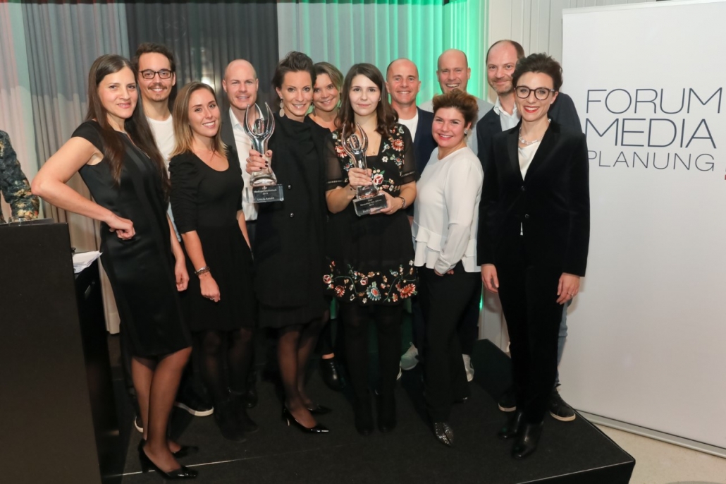 Was für eine Nacht! FMP Mediapersönlichkeit 2019 Ursula Arnold und FMP Newcomer des Jahres 2019 Danira Suljkanovic (beide Mitte) freuen sich gemeinsam mit den Laudatoren des Abends und dem FMP-Vorstand.